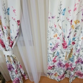 Draperie Alba cu flori multicolore