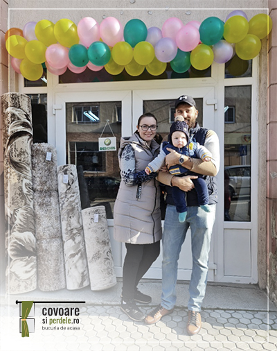 O familie de tineri antreprenori gestioneaza o afacere online cu covoare si perdele din magazinul familiei din Tasnad, Satu Mare